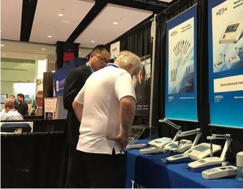 國外客戶咨詢雷磁水質(zhì)分析儀器