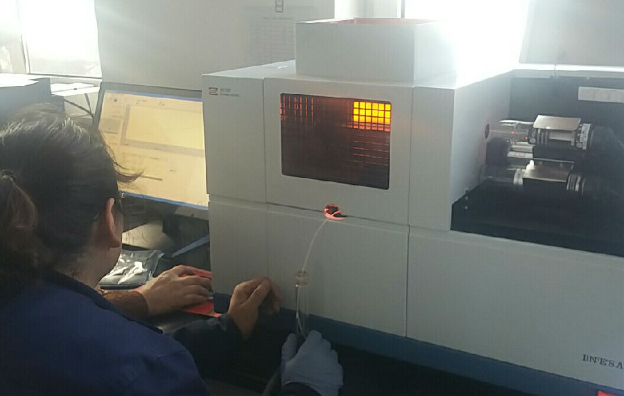 技術(shù)人員使用4510F原吸