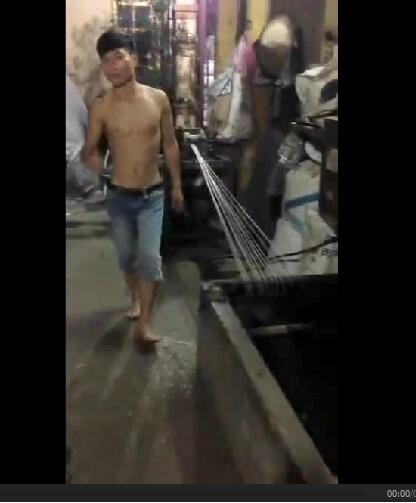 “塑料大米”謠言視頻截圖