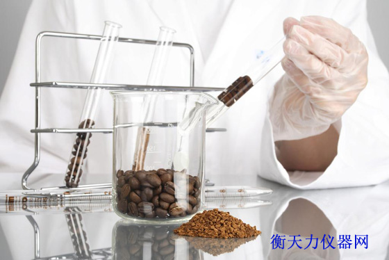 實(shí)驗(yàn)室人員正在填加實(shí)驗(yàn)用樣品